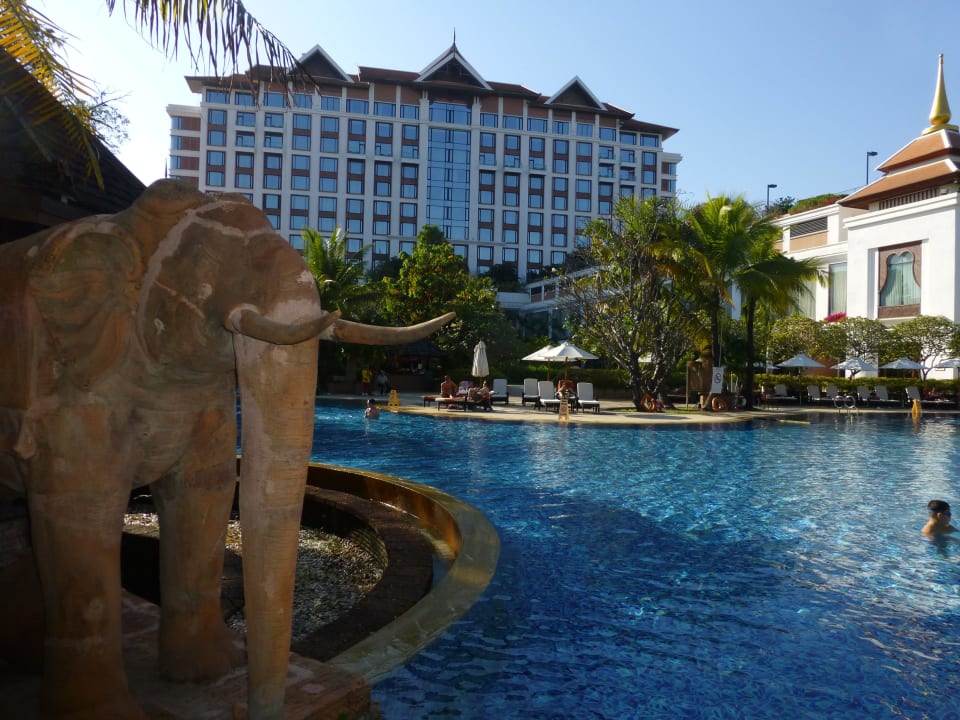 Ansicht von Poolanlage aus Shangri-La Hotel, Chiang Mai