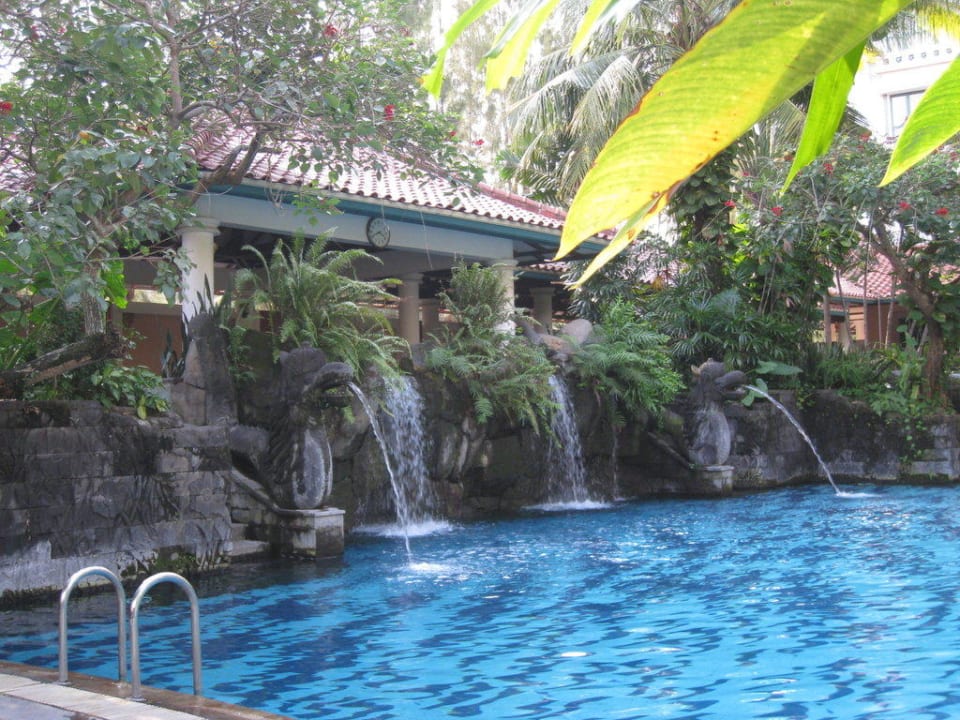 Teil der Poolanlage Melia Purosani Yogyakarta