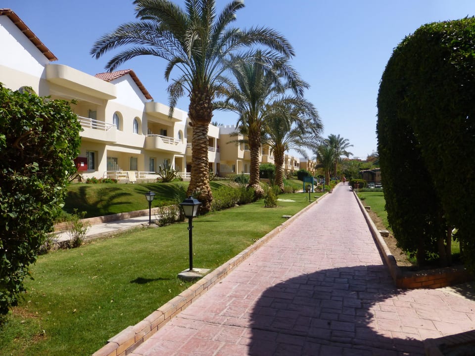 Laufwegn mit Blick auf Nebengebäude Golden Beach Resort