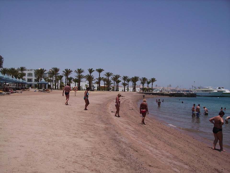 Strand zur Mittagszeit The Grand Hotel Hurghada