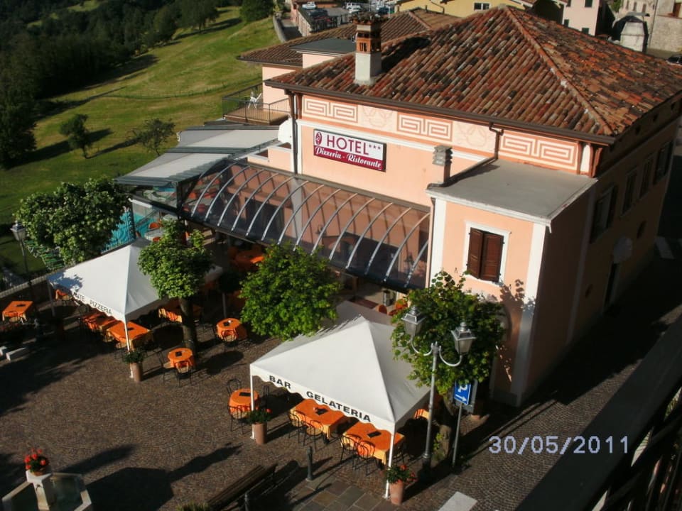 Hotel und Restaurant La Fenice von unserem Balkon  Hotel Sole & La Fenice