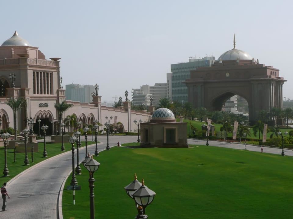 Vor dem Emirates Palace Emirates Palace Mandarin Oriental