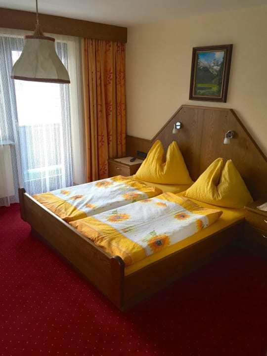 Zimmer / Doppelbett Hotel Tirolerheim Grüner