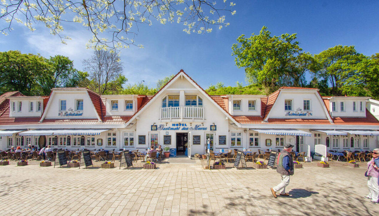 Frontansicht mit Aussenterrasse Hotel Gastmahl des Meeres