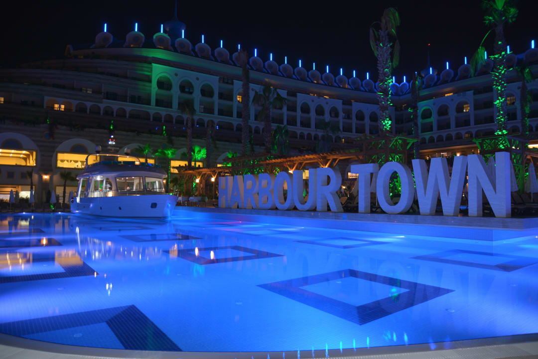 A la Carte Restaurant im Boot Crystal Sunset Pearl Collection