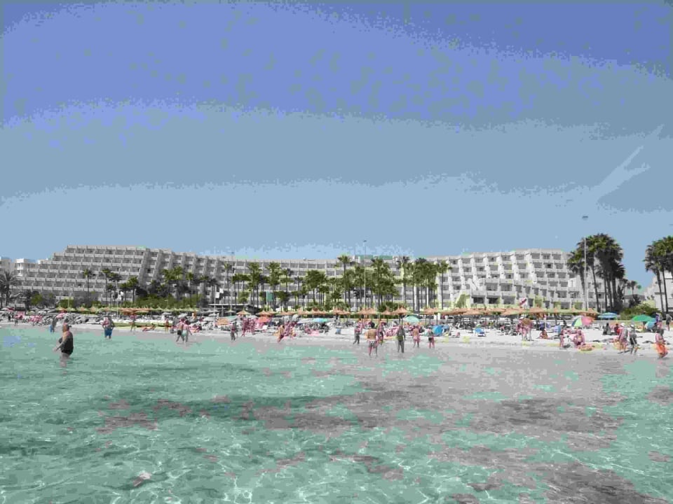 Blick vom Meer zum Hotel Hipotels Mediterraneo