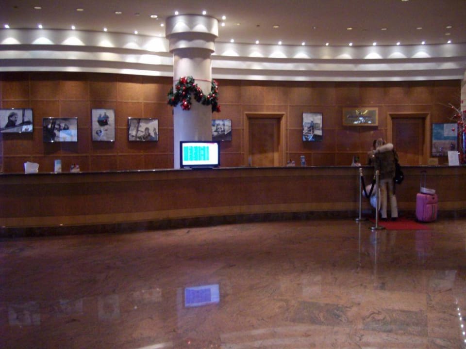 Rezeption Hilton Paris Charles de Gaulle Airport