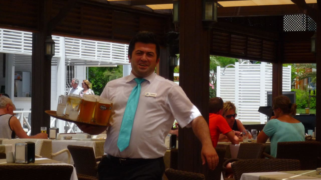 Strandbar zur Mittagszeit mit flotter Bedienung Side Breeze Hotel