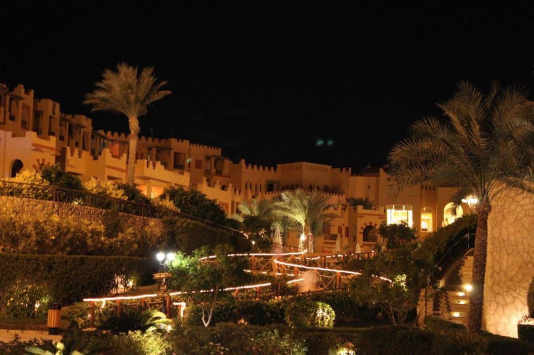 Ogród i budynki hotelowe Rehana Royal Beach Resort Aqua Park & Spa