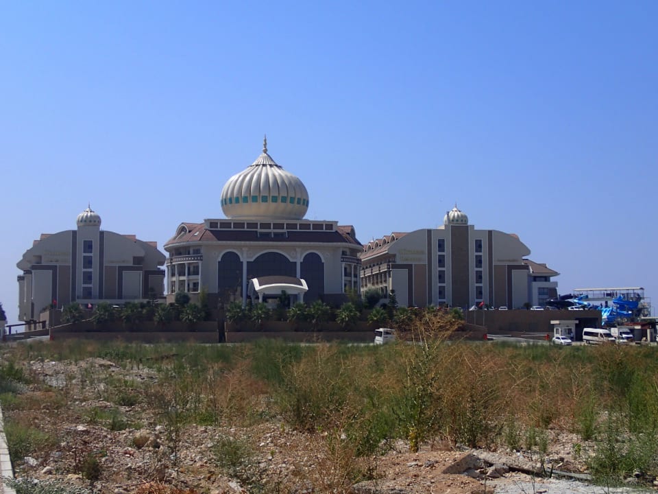 Hotel von Land aus geshen Kirman Belazur Resort & Spa