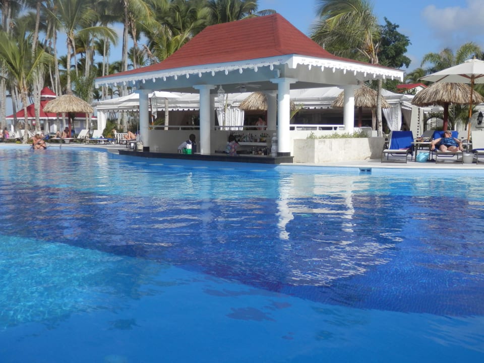 Blick auf die Poolbar Bahia Principe Luxury Bouganville