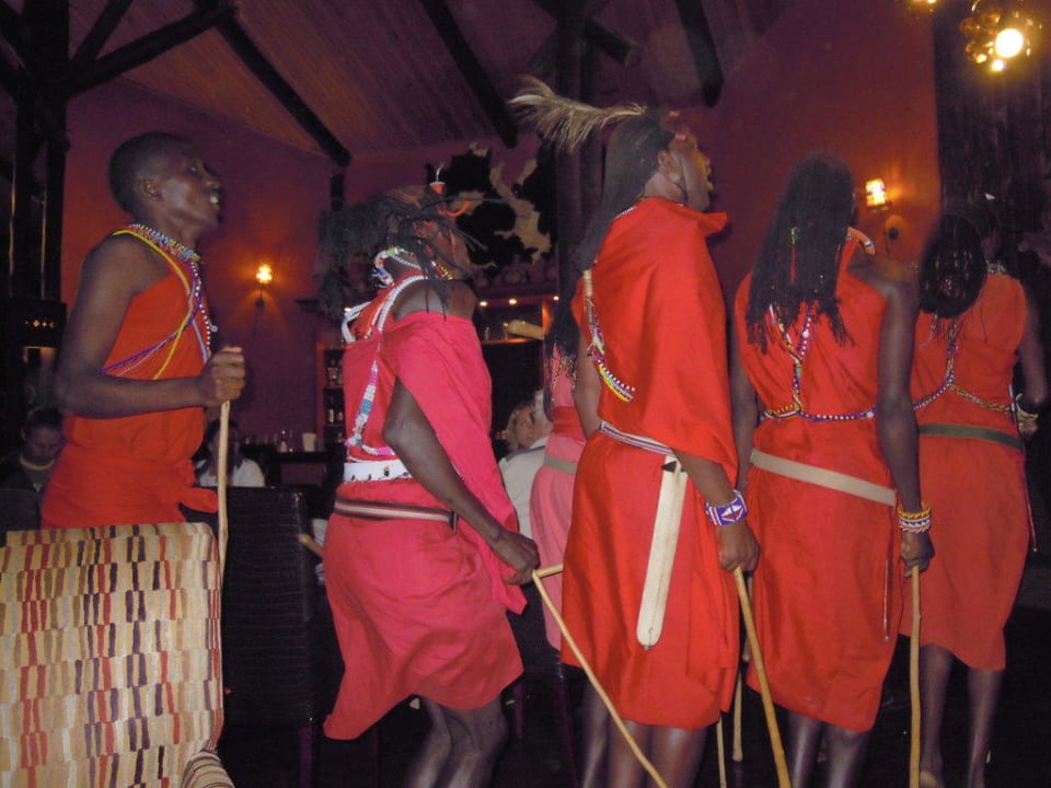 Vorm Essen kann man noch mit den Massai's tanzen Hotel Fairmont Mara Safari Club