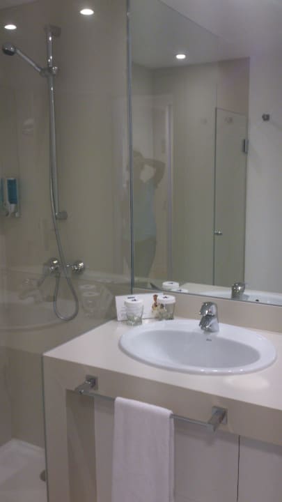 Душ, раковина Iberostar Waves Bouganville Playa