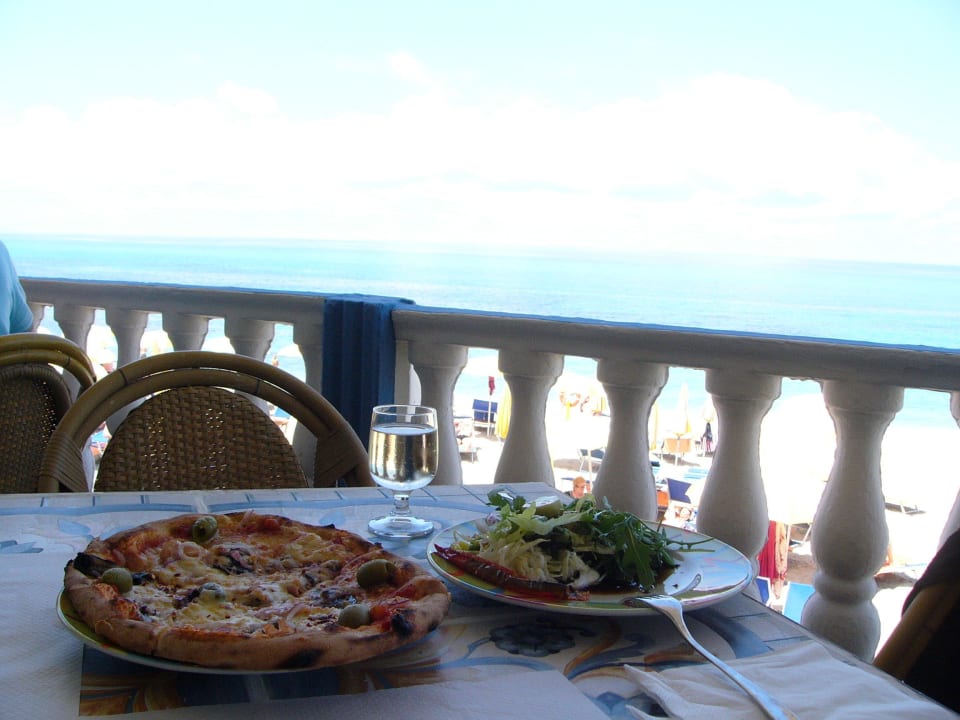 Die Pizza im Strandrestaurant schmeckt lecker Aldiana Club Rocca Nettuno Calabria