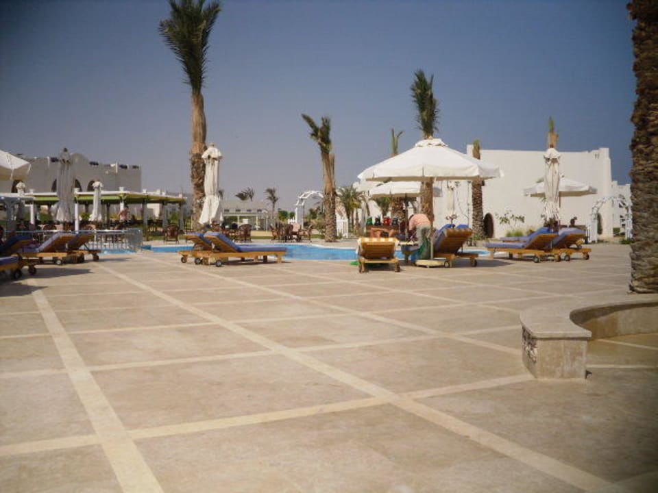 Blick auf Hauptpool (Breeze) Hilton Marsa Alam Nubian Resort