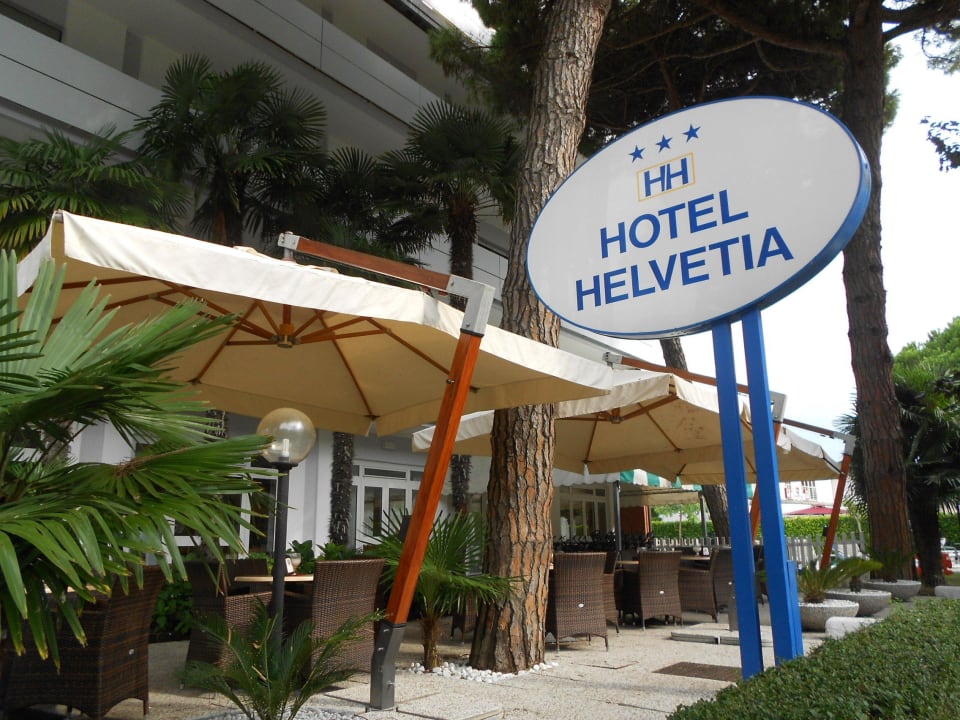 Sitzgelegenheiten am Eingang Hotel Helvetia