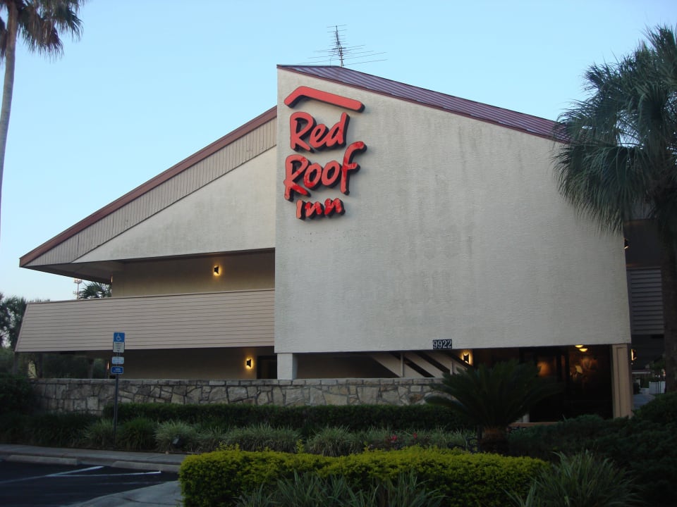 Hotel front Midpointe Hotel by Rosen Hotels & Resorts