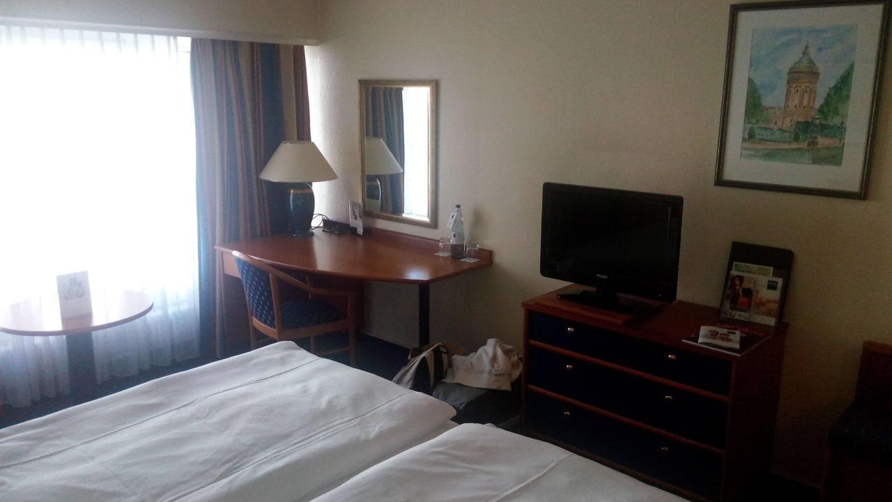 Schreibtisch / Kommode mit einem Flachbild-TV Dorint Kongresshotel Mannheim