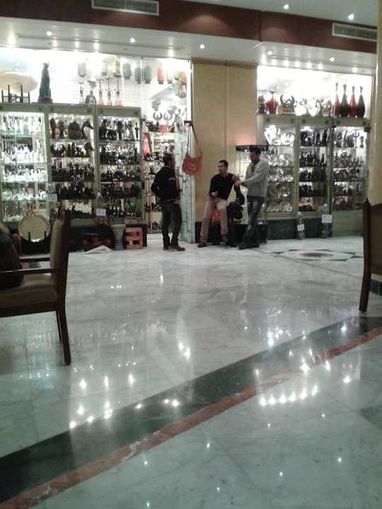 Einkauf in der Lobby Le Jardin Aqua Park Resort