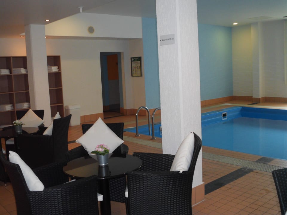 Pool Vienna House Easy by Wyndham Frankfurt Airport