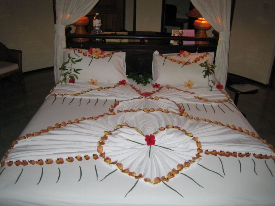 Unser geschmücktes Bett Sun Siyam Vilu Reef