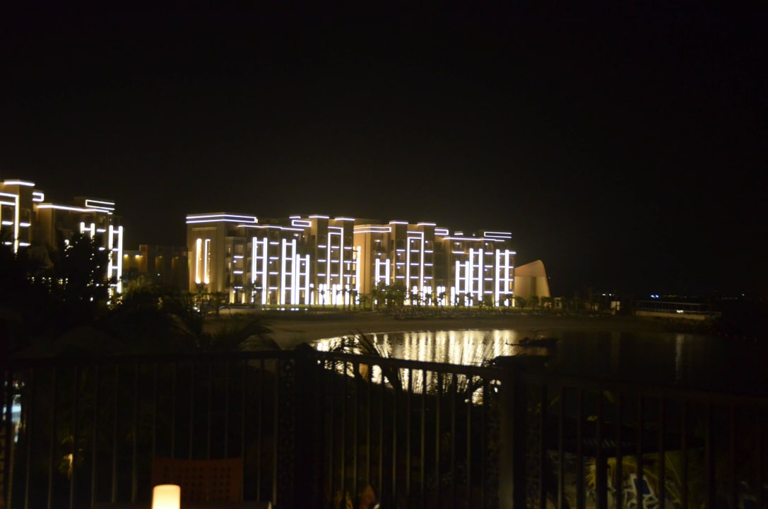 Hotel vom strand aus  DoubleTree by Hilton Resort & Spa Marjan Island