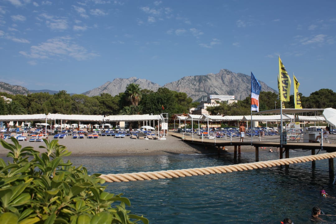 Blick vom Steg zur Anlage (dahinter Taurusgebirge) Ulusoy Kemer Holiday Club