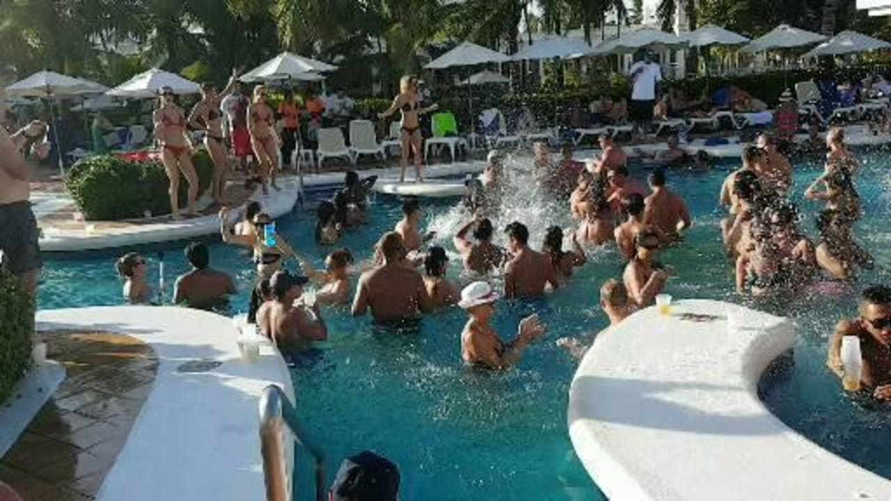 Saufparty im Pool! Like Malle Hotel Riu Palace Punta Cana