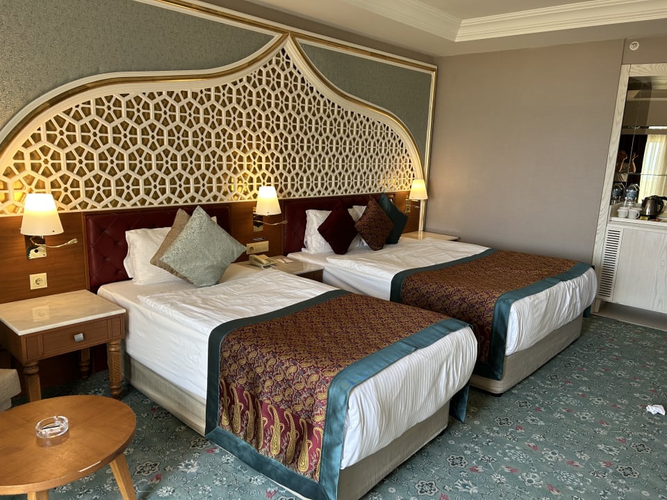 Zimmer Royal Taj Mahal Hotel