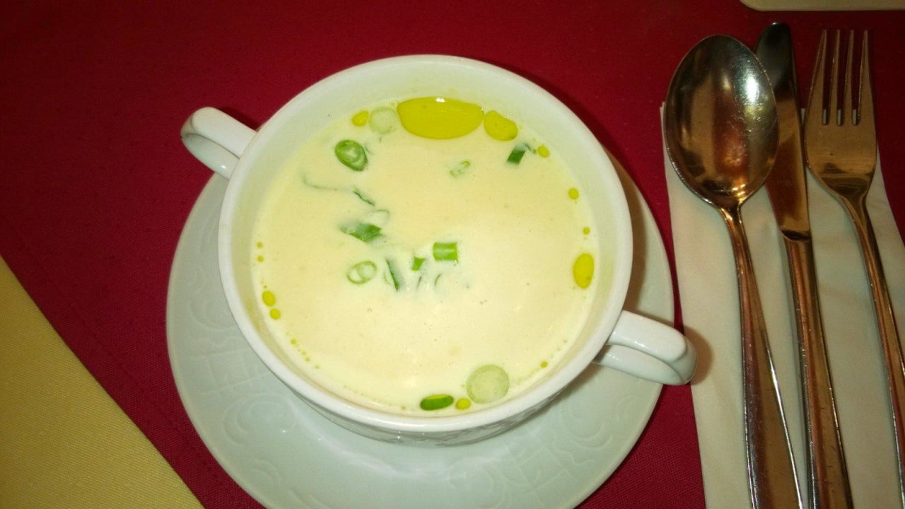 Käsecremsuppe mit Trüffelöl, Schwarzbrotchips Landgasthof Am Sonnenhang