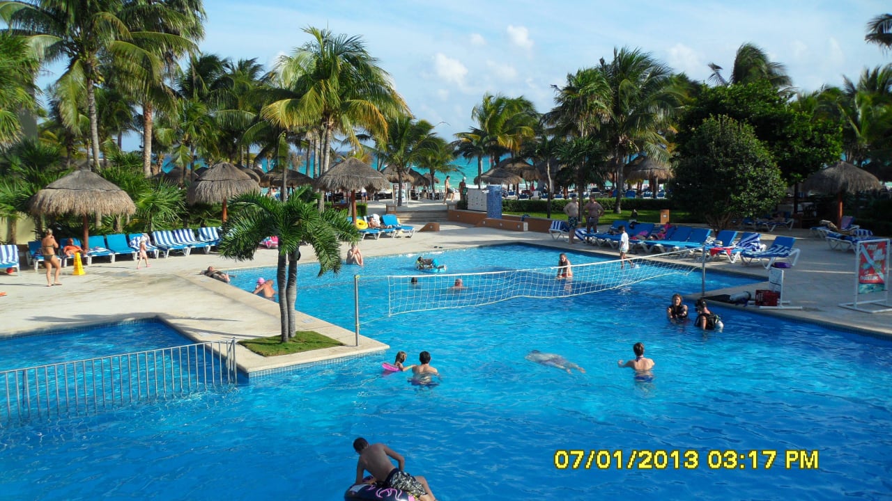 Blick von dr Poolbar über Pool zum Strand Viva Azteca by Wyndham - All Inclusive Resort