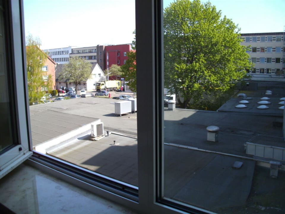 Der Blick aus dem Fenster von Zimmer 211 Garner Hotel Hamburg - Wandsbek Marktplatz