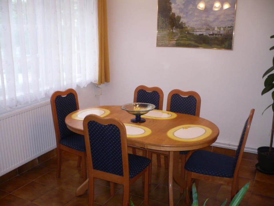 Essplatz der grossen Ferienwohnung Pension Heidi