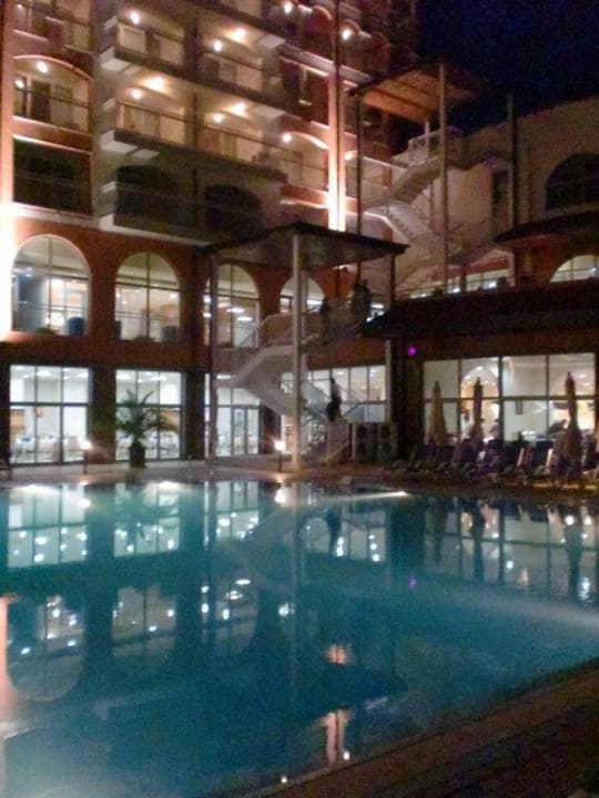 Pool & Aussenbeleutung bei Nacht Sol Luna Bay