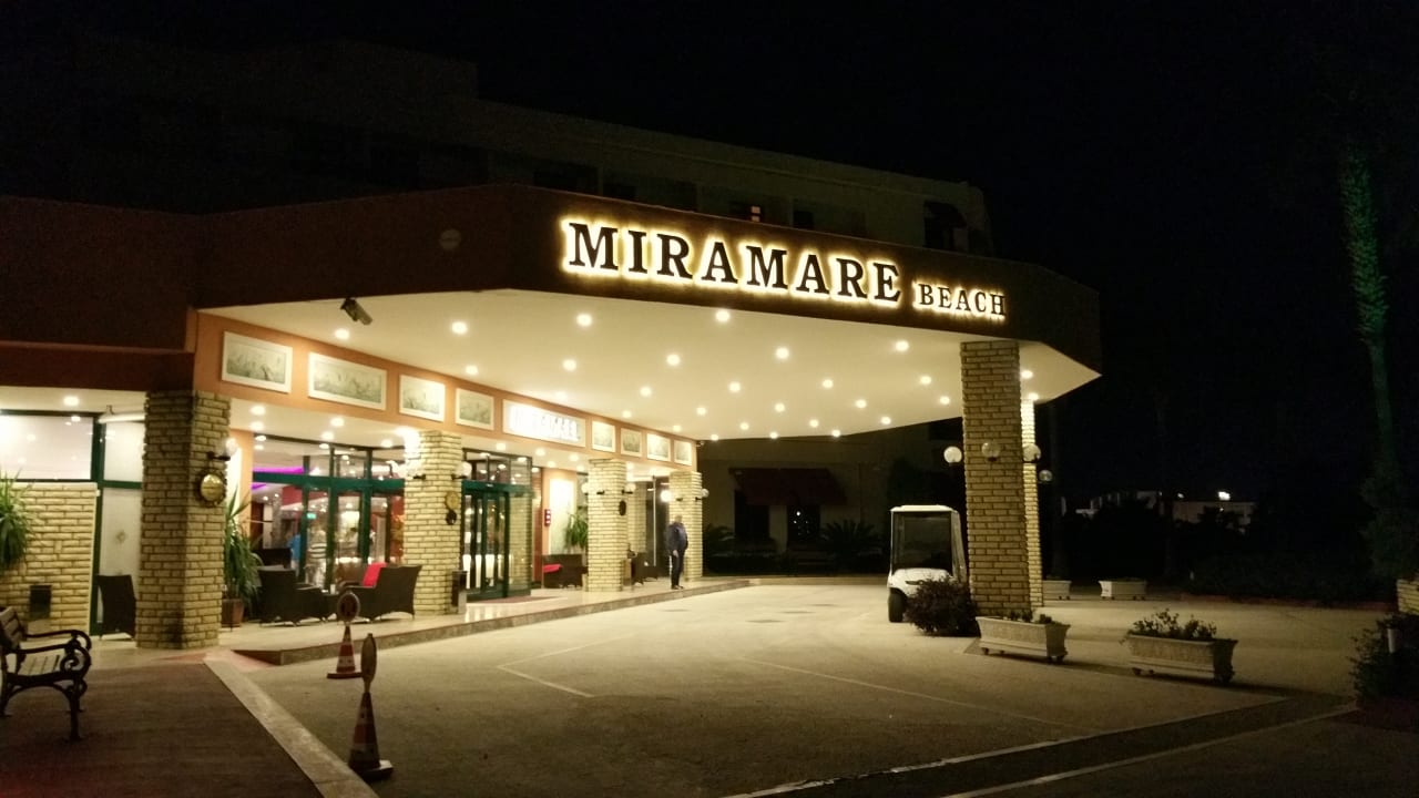Außenansicht bei Nacht Hotel Miramare Beach