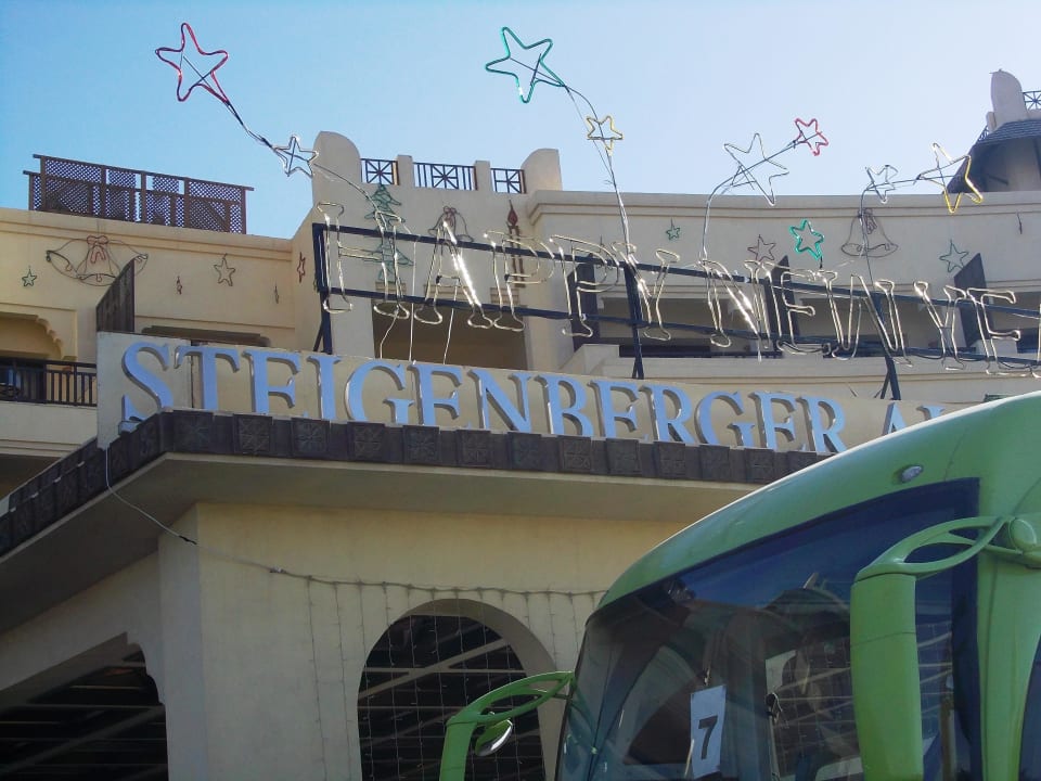 Symbol - logo przed wejściem do hotelu Steigenberger ALDAU Beach Hotel