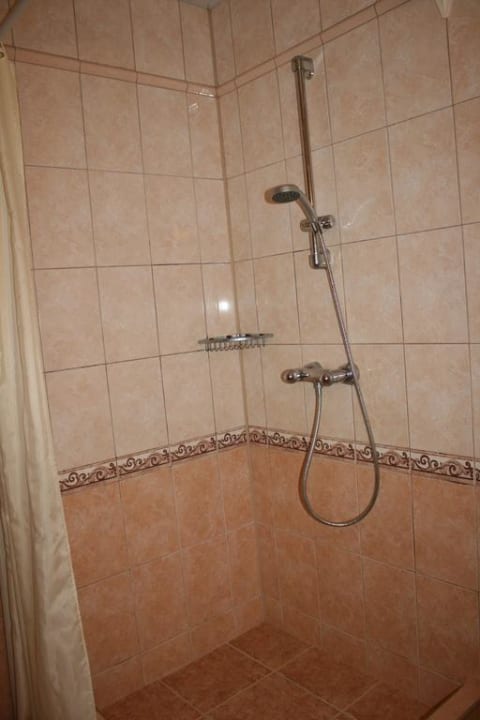 Bequeme Dusche im modernen Bad Hotel Nevsky Inn