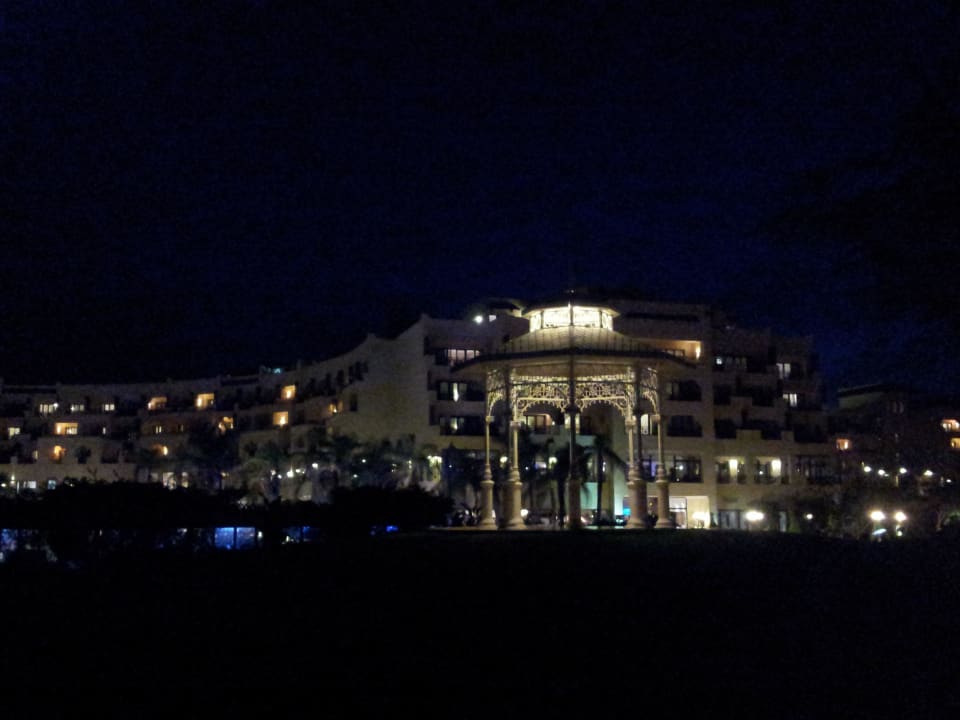 Nachts vom Pool aus Steigenberger ALDAU Beach Hotel