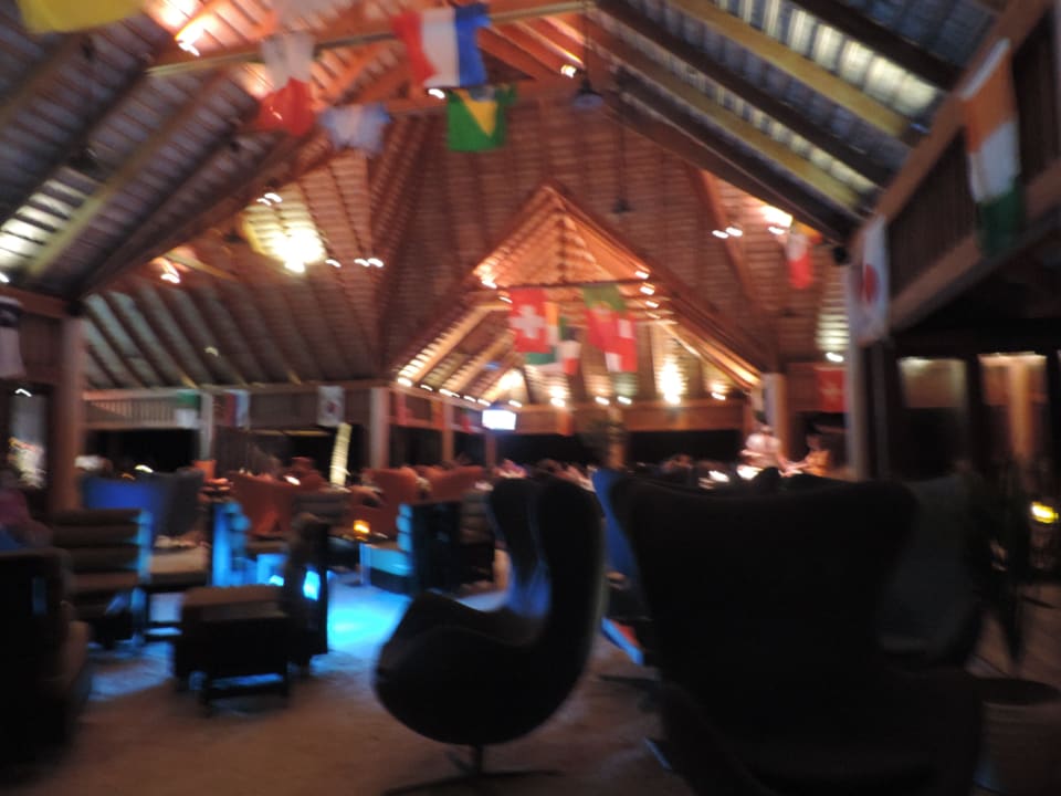 Eine der zwei Bars, mit WM-Deko Veligandu Maldives Resort Island