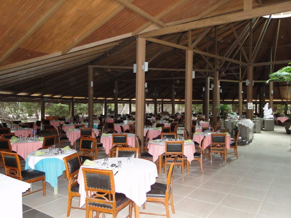Tische im Restaurant Embudu Village