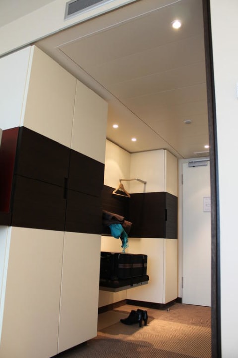 Schränke und Kofferhalter Mövenpick Hotel Amsterdam City Centre