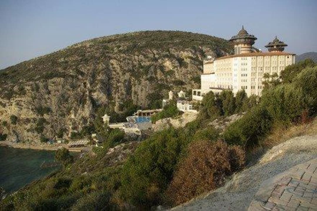 Blick von der Strasse zum Hotel Ladonia Hotels Adakule