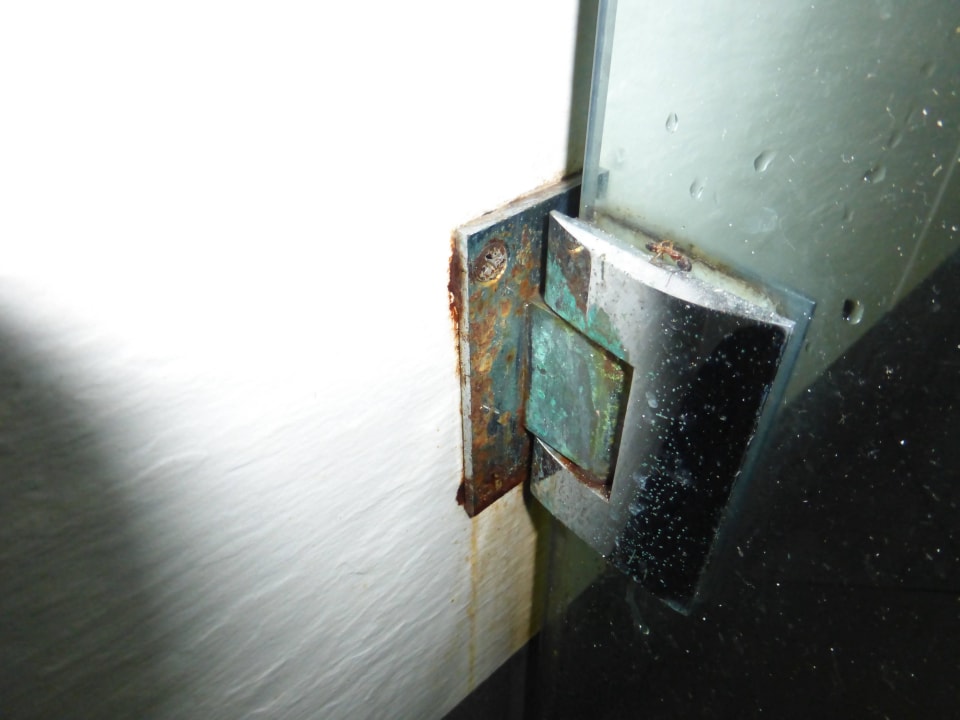 Rostbildung mit Kleintierchen an Glastür Dusche Embudu Village