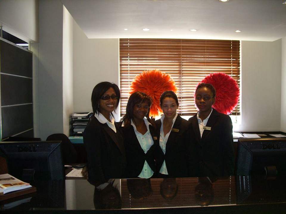 Die freundlichen Damen der Rezeption Hotel Adderley