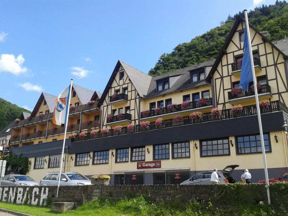 Garage darüber die Fenster befindet sich das Resta Hotel Anker
