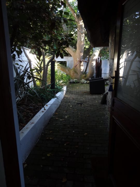 Zugang zum Zimmer hinter Stone Cottage Moontide Lodge