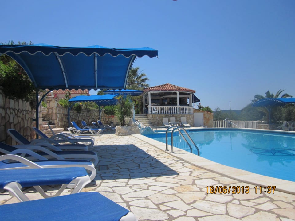 Pool mit Blick auf Bar Apartments Oase Muth