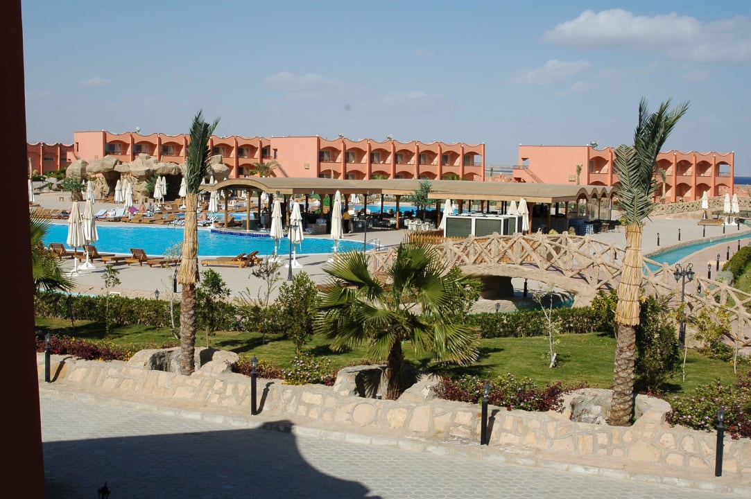 Blick vom Balkon Richtung Pool Three Corners Happy Life Beach Resort