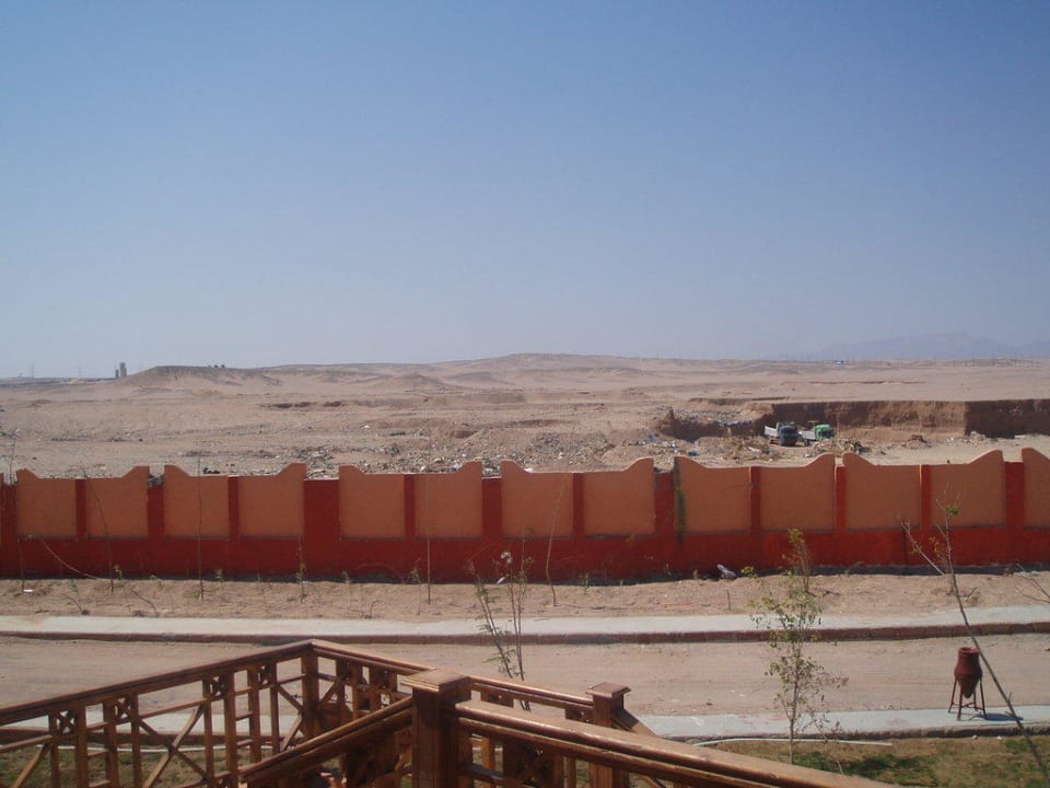Hinter dem Hotel Pickalbatros Jungle Aqua Park Resort - Neverland Hurghada