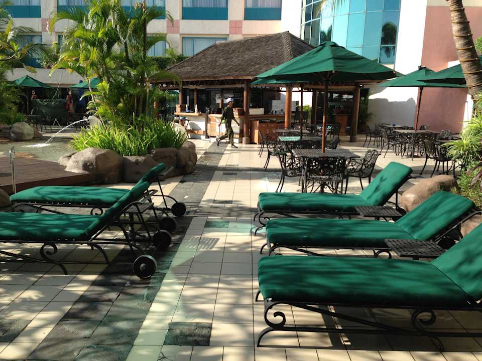 Liegen am Pool Hotel Ciputra Jakarta